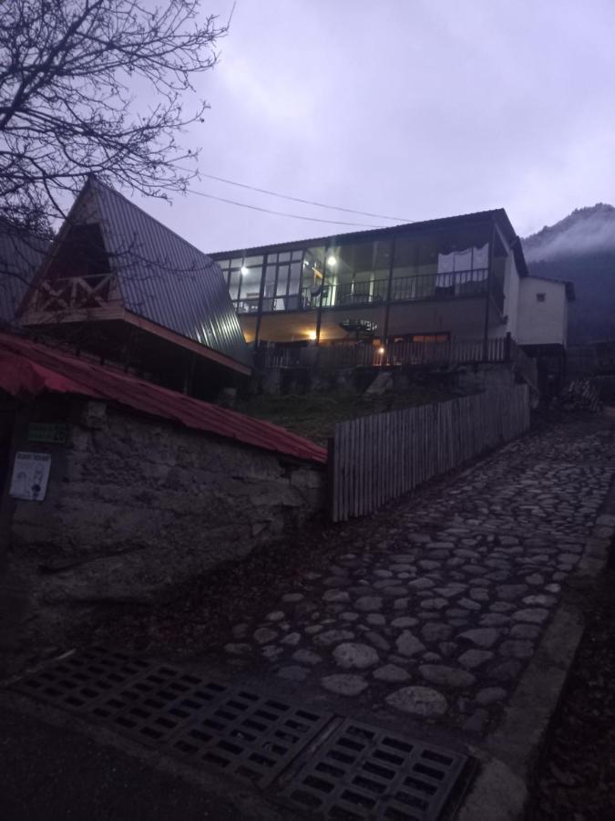 Guesthouse Data Mestia Exteriér fotografie